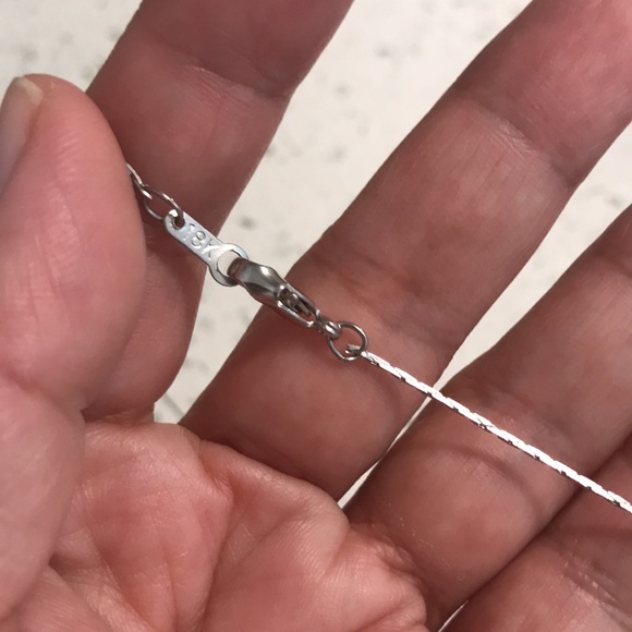 NWOT 18k necklace with (garnet?) round pendant - Picture 4 of 5